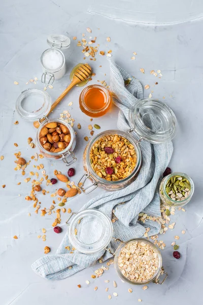 Домашня гранола муслі з інгредієнтами, здорова їжа на сніданок — стокове фото