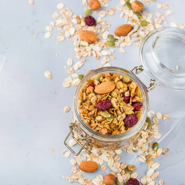 Malzemelerle ev yapımı granola müsli, kahvaltı için sağlıklı gıda — Stok fotoğraf