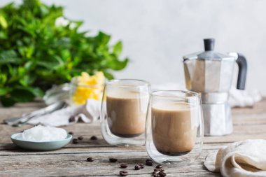 Keto, hindistan cevizi yağı ve ghee tereyağı ile ketojenik kurşun geçirmez kahve