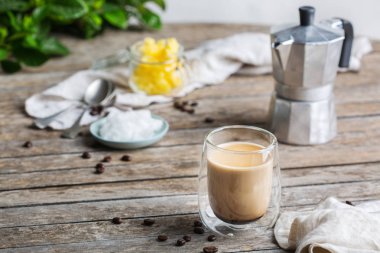 Keto, hindistan cevizi yağı ve ghee tereyağı ile ketojenik kurşun geçirmez kahve