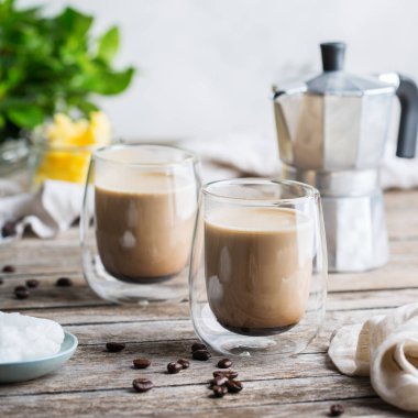 Keto, hindistan cevizi yağı ve ghee tereyağı ile ketojenik kurşun geçirmez kahve