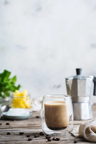 Keto, ketogenik kopi antipeluru dengan minyak kelapa dan mentega ghee — Stok Foto