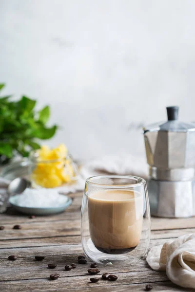 Keto, ketogener, kugelsicherer Kaffee mit Kokosöl und Gheebutter — Stockfoto