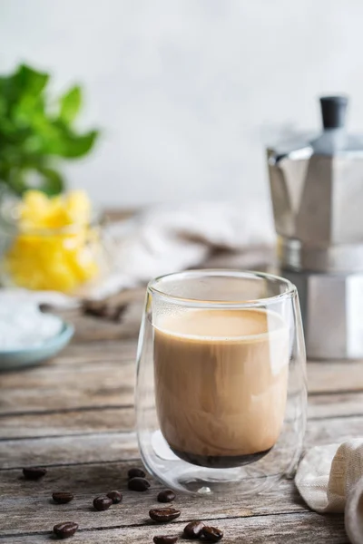 Keto, café cétogène pare-balles à l'huile de noix de coco et au beurre de ghee — Photo