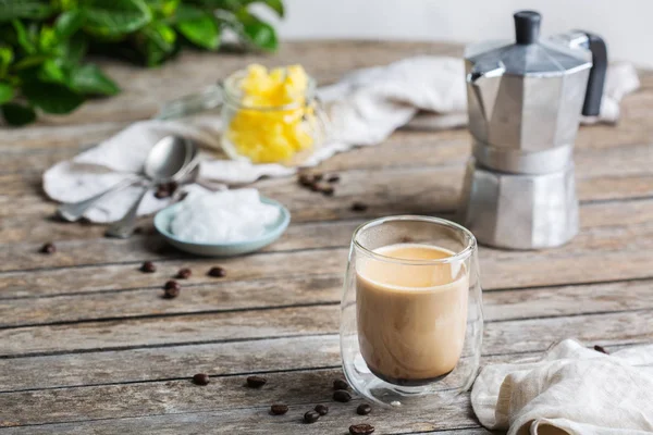 Keto, ketogenik kopi antipeluru dengan minyak kelapa dan mentega ghee — Stok Foto