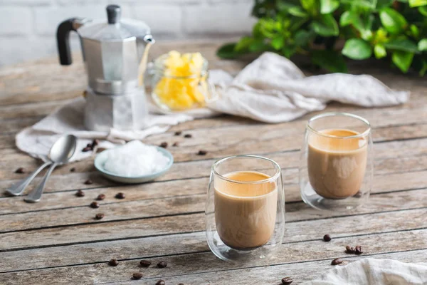 Keto, ketogener, kugelsicherer Kaffee mit Kokosöl und Gheebutter — Stockfoto