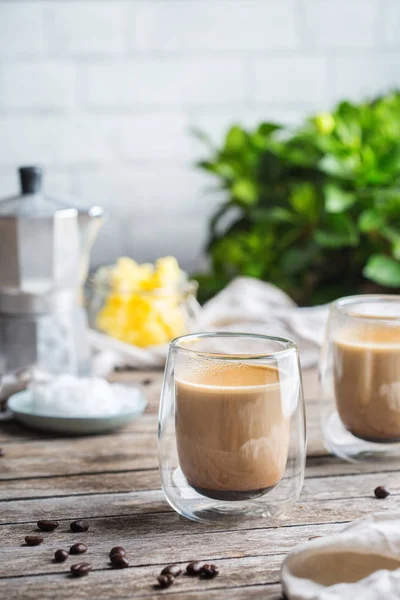 Кето, кетогенный пуленепробиваемый кофе с кокосовым маслом и сливочным маслом — стоковое фото