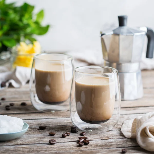 Кето, кетогенна куленепробивна кава з кокосовою олією та маслом гхі — стокове фото