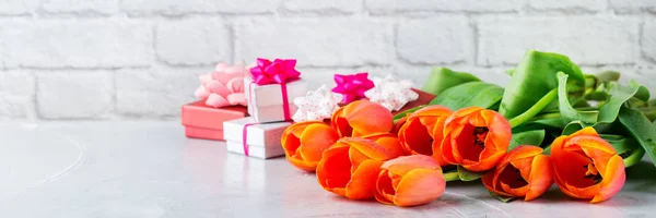 Fundo de primavera com tulipas laranja. mulheres, dia da mãe, cartão de saudação — Fotografia de Stock