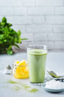 Ketojenik kurşun geçirmez matcha latte çay, hindistan cevizi yağı ve ghee tereyağı