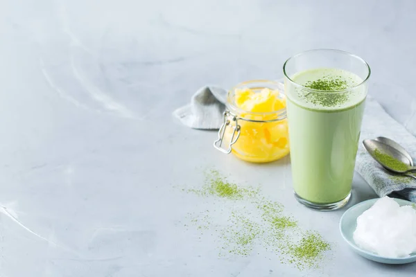 Té de café con leche matcha a prueba de balas, aceite de coco y mantequilla de ghee — Foto de Stock