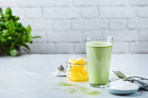 Té de café con leche matcha a prueba de balas, aceite de coco y mantequilla de ghee — Foto de Stock