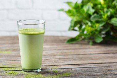 Ahşap bir masa üzerinde matcha yeşil çay latte Cam