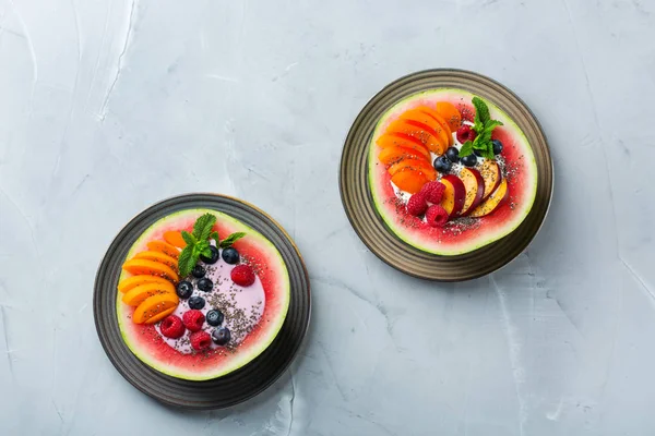 Здоровый летний завтрак с фруктовым салатом и йогуртом в арбузе — стоковое фото
