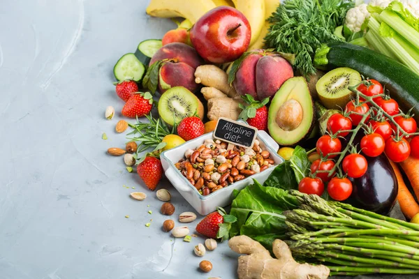 Alimento saludable para el concepto de dieta alcalina equilibrada —  Fotos de Stock