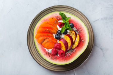 Karpuzda meyve salatası ve yoğurt ile sağlıklı yaz kahvaltısı