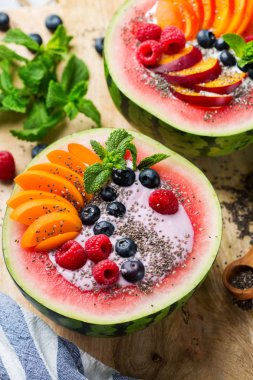 Karpuzda meyve salatası ve yoğurt ile sağlıklı yaz kahvaltısı