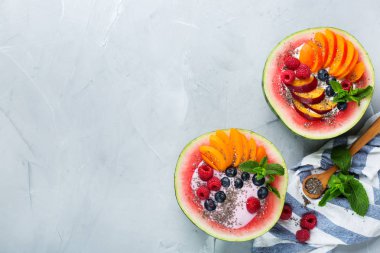 Karpuzda meyve salatası ve yoğurt ile sağlıklı yaz kahvaltısı