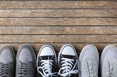 Ahşap arka plan üzerinde şık erkek ayakkabıları seti