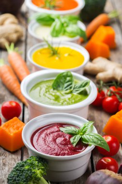 Bir masada mevsimsel sonbahar sonbahar kremsi çorbalar seti