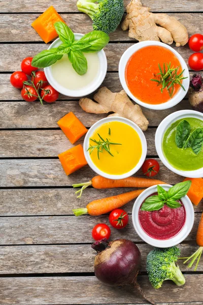 El juego de las sopas estacionales otoñales cremosas sobre la mesa — Foto de Stock