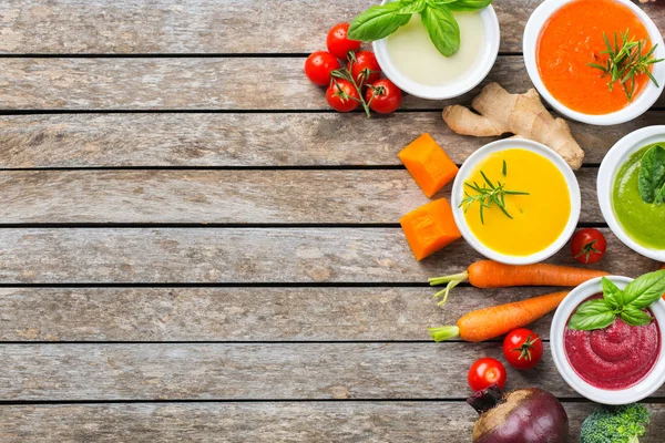 El juego de las sopas estacionales otoñales cremosas sobre la mesa — Foto de Stock