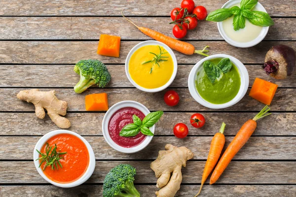 Reihe saisonaler Herbstcremesuppen auf einem Tisch — Stockfoto