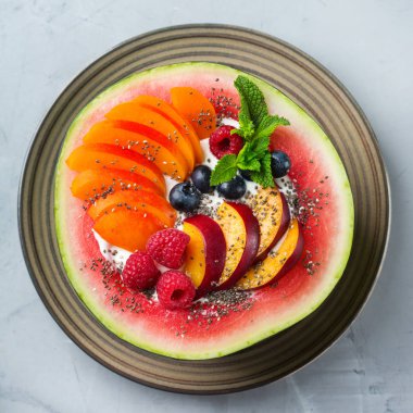 Karpuzda meyve salatası ve yoğurt ile sağlıklı yaz kahvaltısı