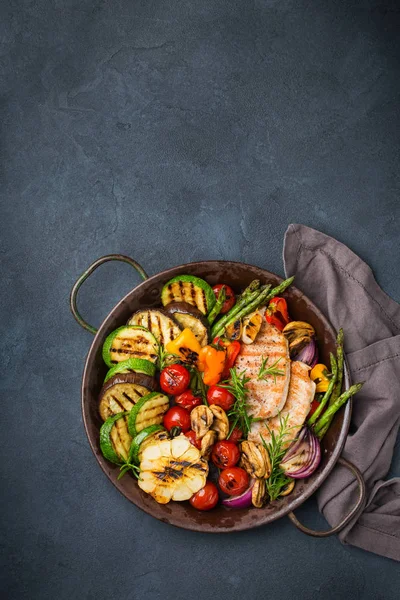 Seizoensgebonden zomer gegrilde groenten in een pan — Stockfoto