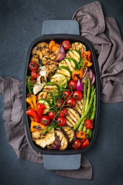 Bir tavada Mevsimlik yaz ızgara sebze