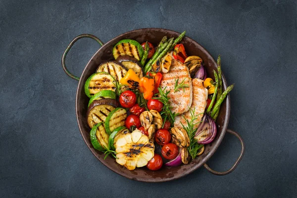 Verduras grelhadas de verão sazonais em uma panela — Fotografia de Stock