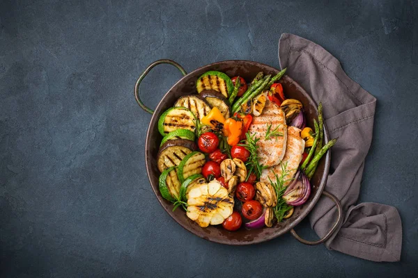 Seizoensgebonden zomer gegrilde groenten in een pan — Stockfoto