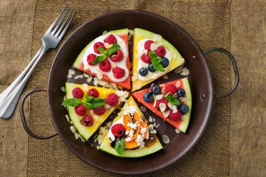 Çilek, meyve, yoğurt, beyaz peynir ile Karpuz pizza