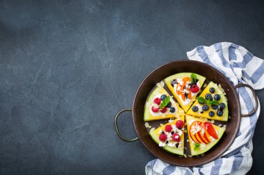 Çilek, meyve, yoğurt, beyaz peynir ile Karpuz pizza