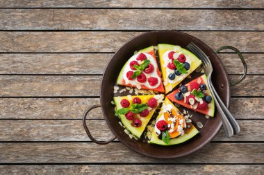Çilek, meyve, yoğurt, beyaz peynir ile Karpuz pizza