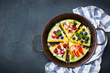Çilek, meyve, yoğurt, beyaz peynir ile Karpuz pizza