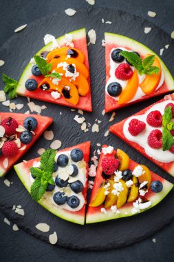Çilek, meyve, yoğurt, beyaz peynir ile Karpuz pizza