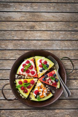 Çilek, meyve, yoğurt, beyaz peynir ile Karpuz pizza