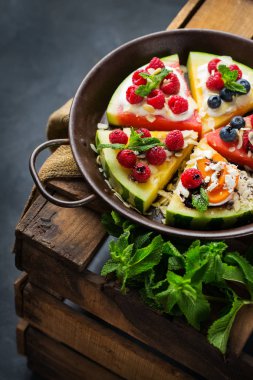 Çilek, meyve, yoğurt, beyaz peynir ile Karpuz pizza