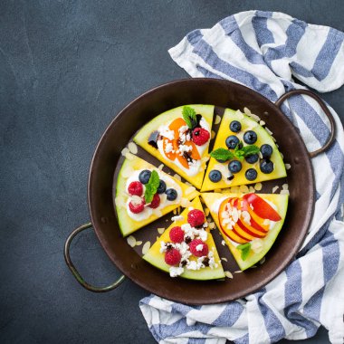 Çilek, meyve, yoğurt, beyaz peynir ile Karpuz pizza