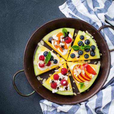 Çilek, meyve, yoğurt, beyaz peynir ile Karpuz pizza