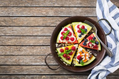 Çilek, meyve, yoğurt, beyaz peynir ile Karpuz pizza