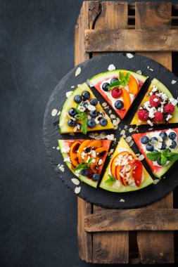 Çilek, meyve, yoğurt, beyaz peynir ile Karpuz pizza