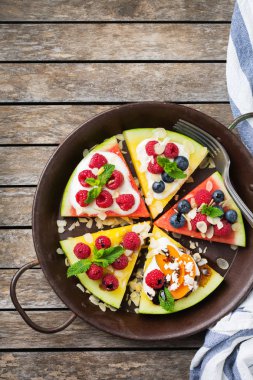 Çilek, meyve, yoğurt, beyaz peynir ile Karpuz pizza