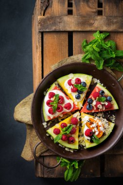 Çilek, meyve, yoğurt, beyaz peynir ile Karpuz pizza