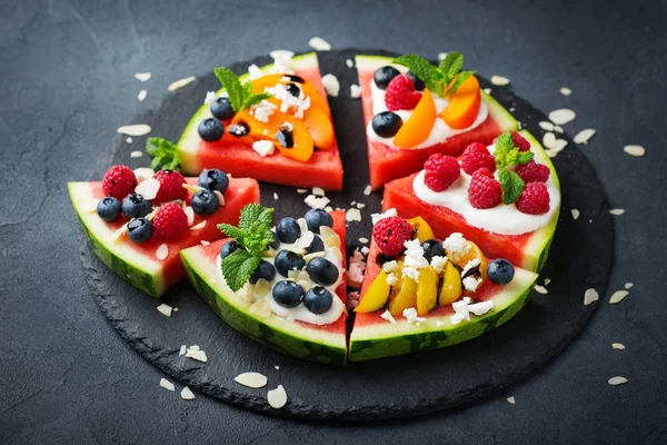Арбузная пицца с ягодами, фруктами, йогуртом, сыром фета — стоковое фото