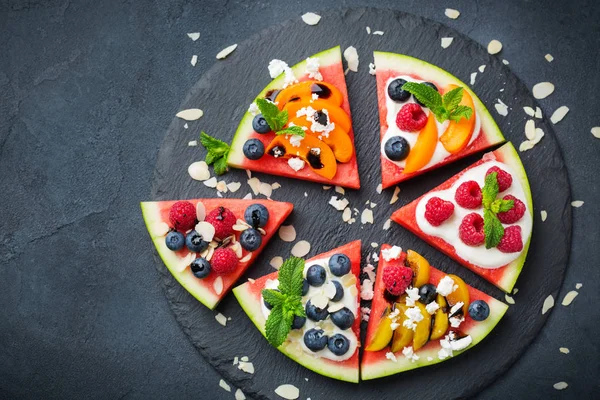 Pizza all'anguria con frutti di bosco, frutta, yogurt, formaggio feta — Foto Stock