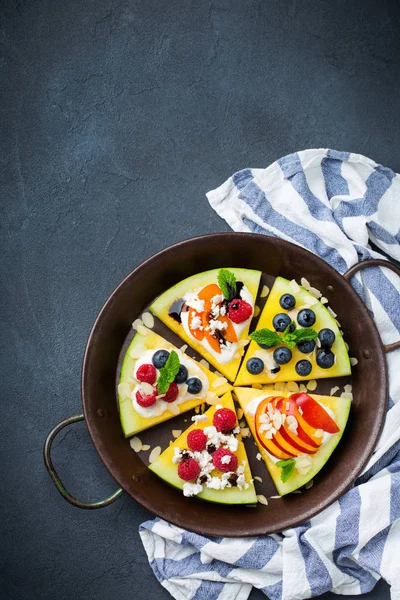 Watermeloen pizza met bessen, fruit, yoghurt, feta kaas — Stockfoto