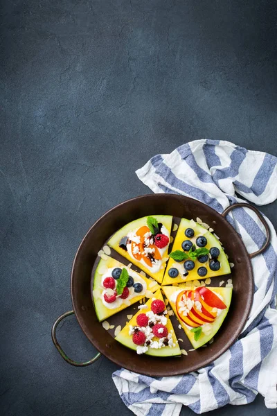 Watermeloen pizza met bessen, fruit, yoghurt, feta kaas — Stockfoto