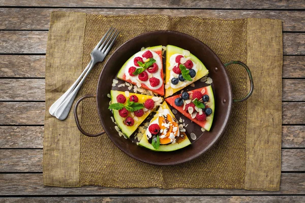 Çilek, meyve, yoğurt, beyaz peynir ile Karpuz pizza